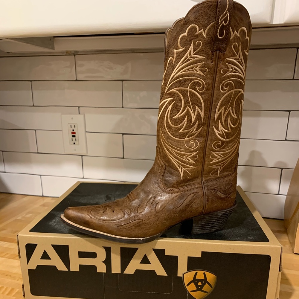 Brand new Ariat Heritage boot with box